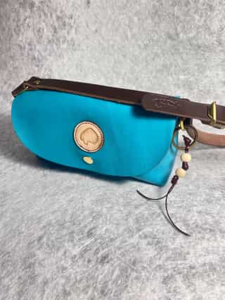 Sac à main en cuir d’agneau turquoise motif indien