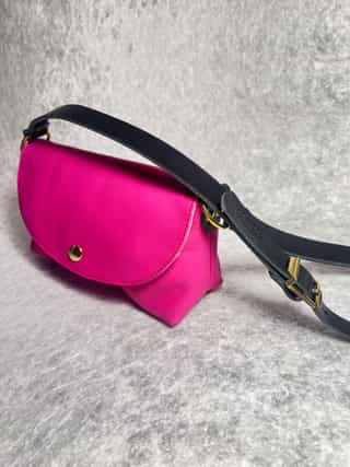 Sac à main en cuir rose doublé coton