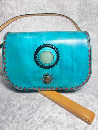 Sacs repoussé cuir tannage végétal turquoise