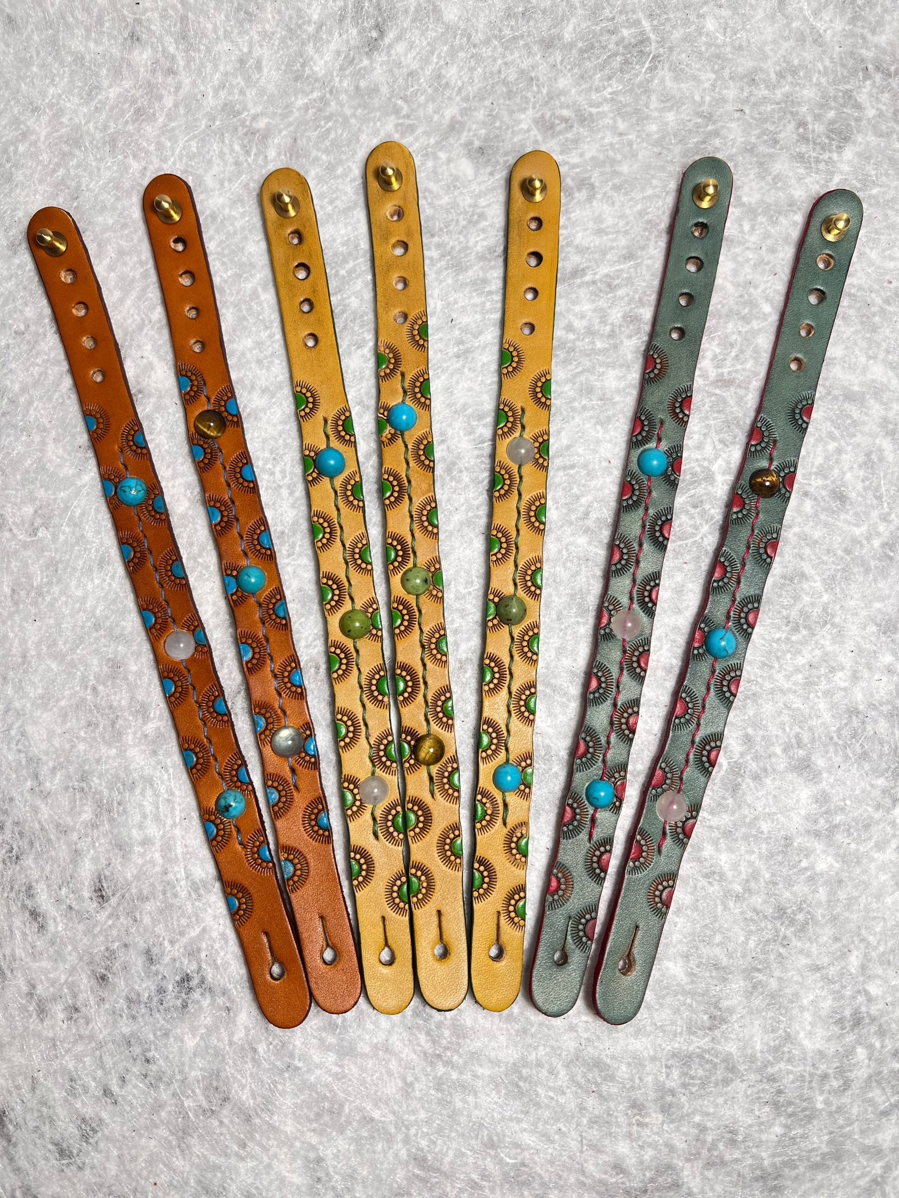 Bracelets repoussés sertis de pierre