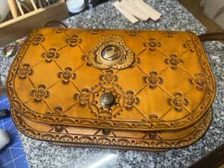 Sac repoussé avec intégration d’une pastille de verre