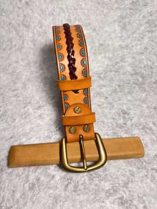 Ceinture repoussée et tressée