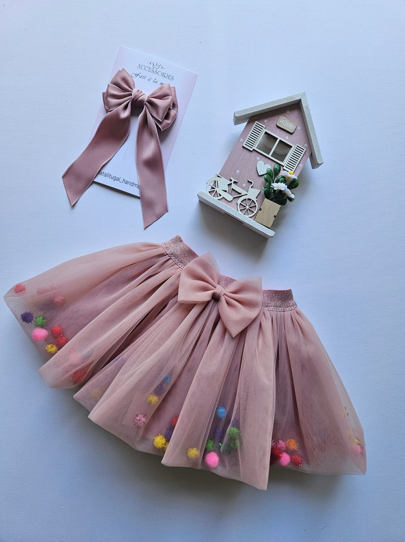 Jupe en tulle avec des pompons