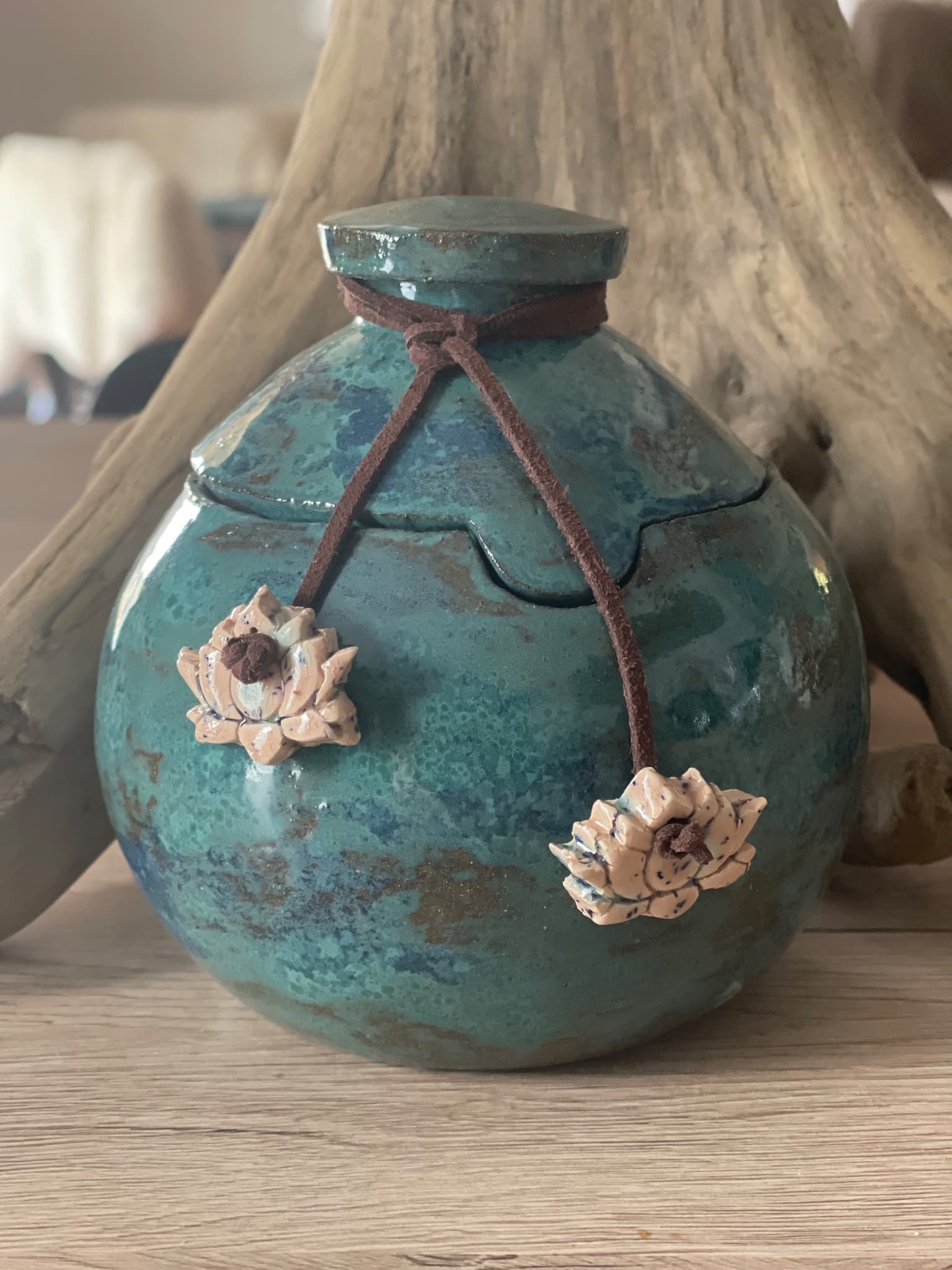 Boite en grès noir et fleurs de lotus