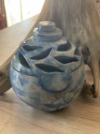 Boîte couvercle ajouré en raku bleu