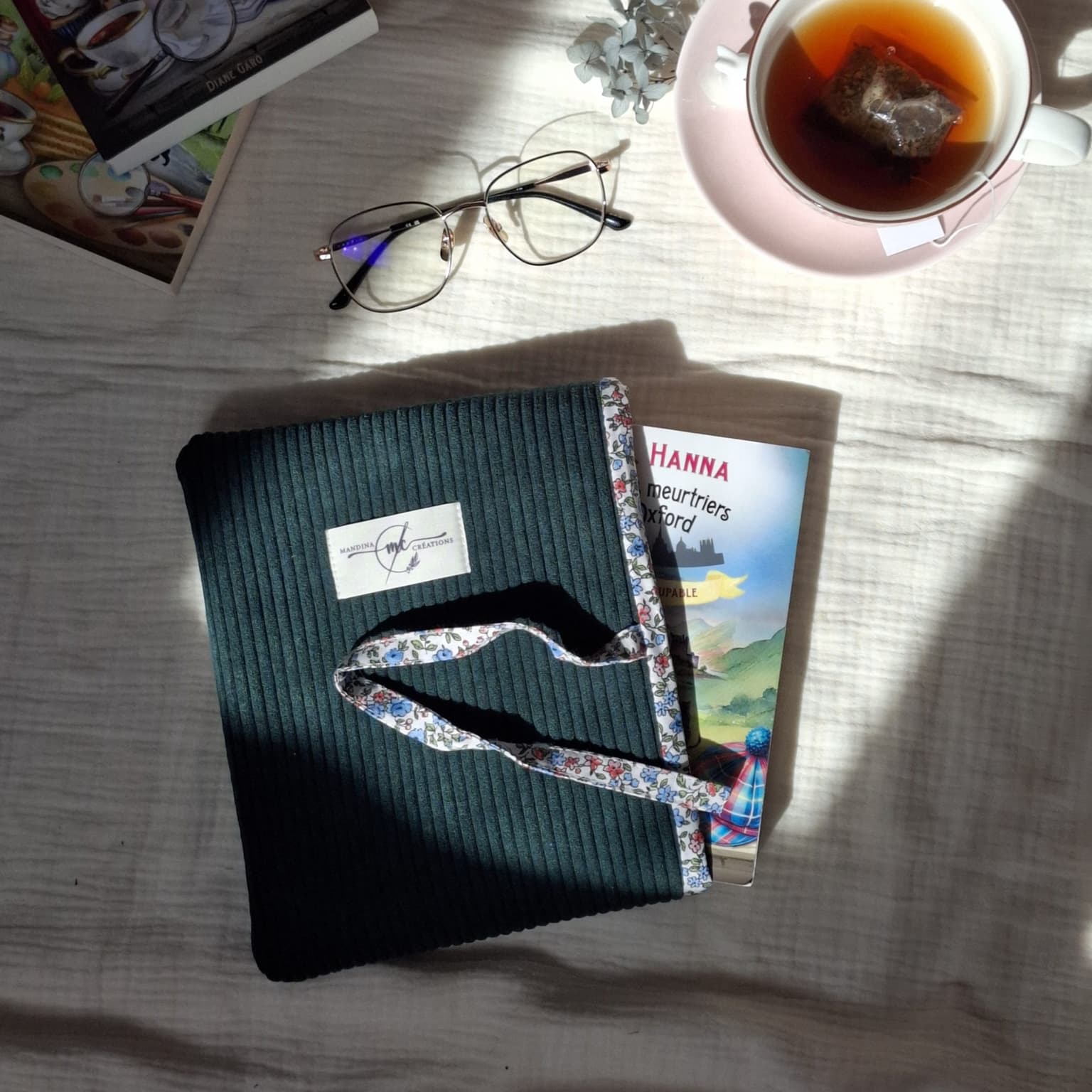 Pochette pour livre de poche en velours côtelé vert sapin - tissu Léonie bleu
