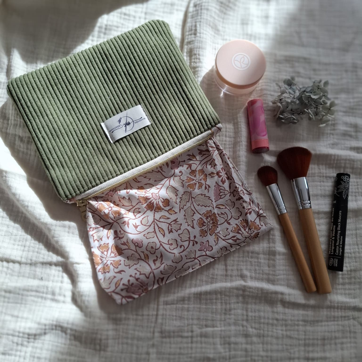 Pochette plate en velours côtelé vert kaki - tissu fleurs indiennes blanc