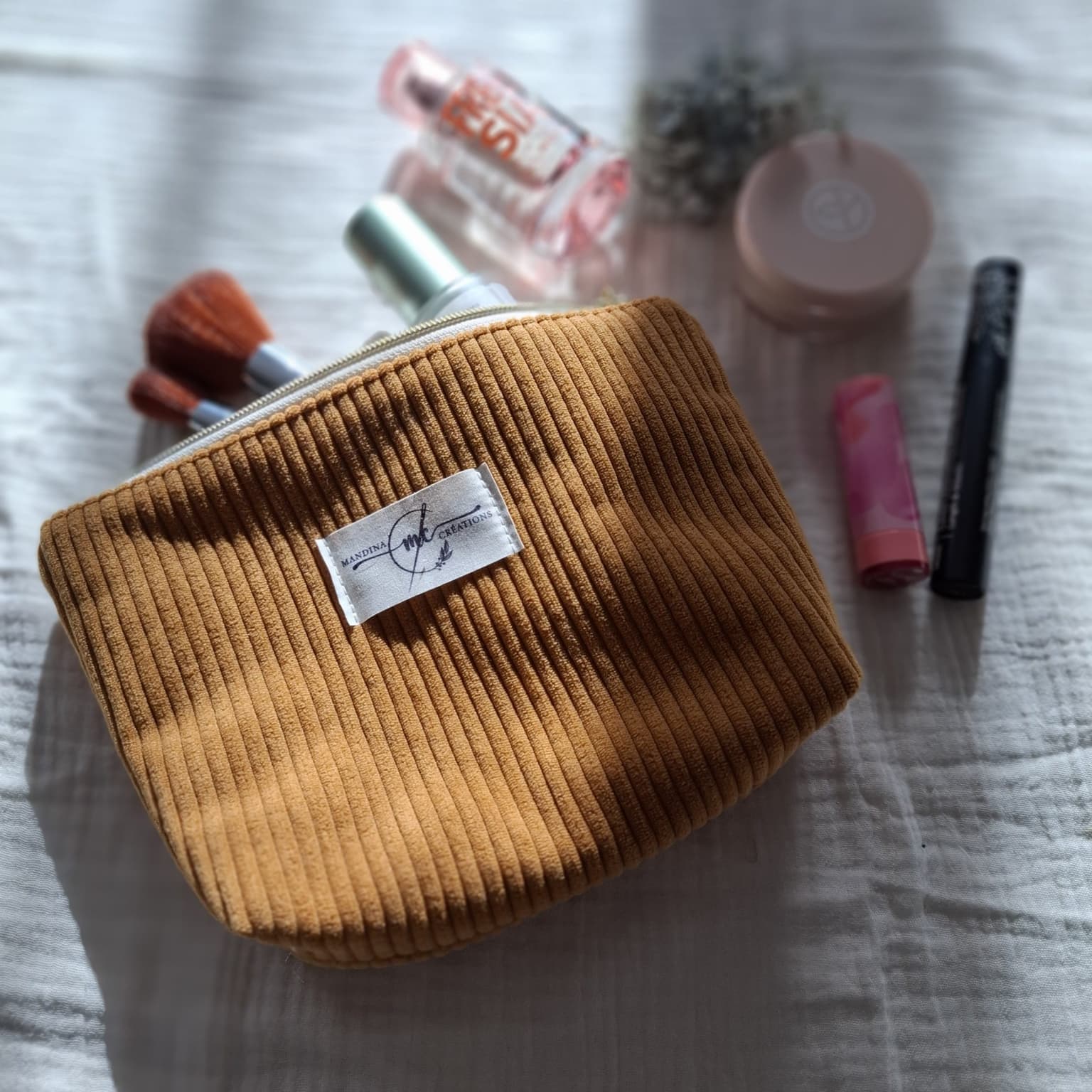 Petite trousse en velours côtelé camel – tissu Ancolie